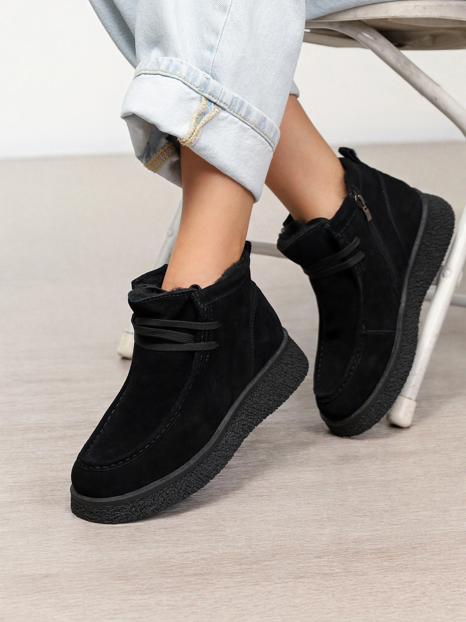 Ботинки черного цвета из натуральной замшы на средней платформе